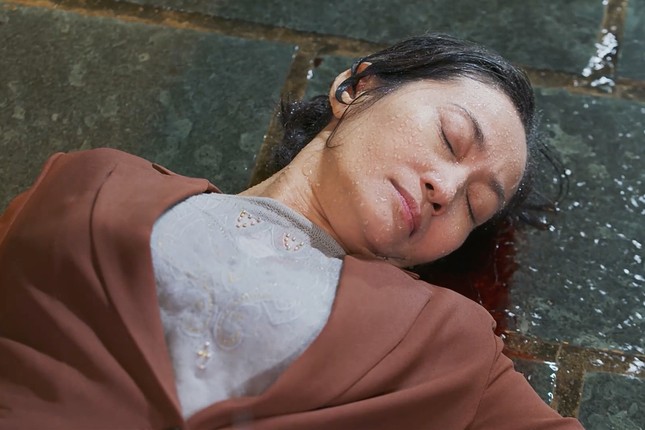 NSƯT Hạnh Thúy kiệt sức, bất tỉnh khi quay phim trong thời tiết 14 độ C, khiến đàn em quá nể phục vì sự lăn xả - 3