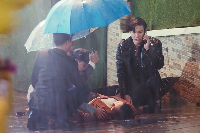 NSƯT Hạnh Thúy kiệt sức, bất tỉnh khi quay phim trong thời tiết 14 độ C, khiến đàn em quá nể phục vì sự lăn xả - 4