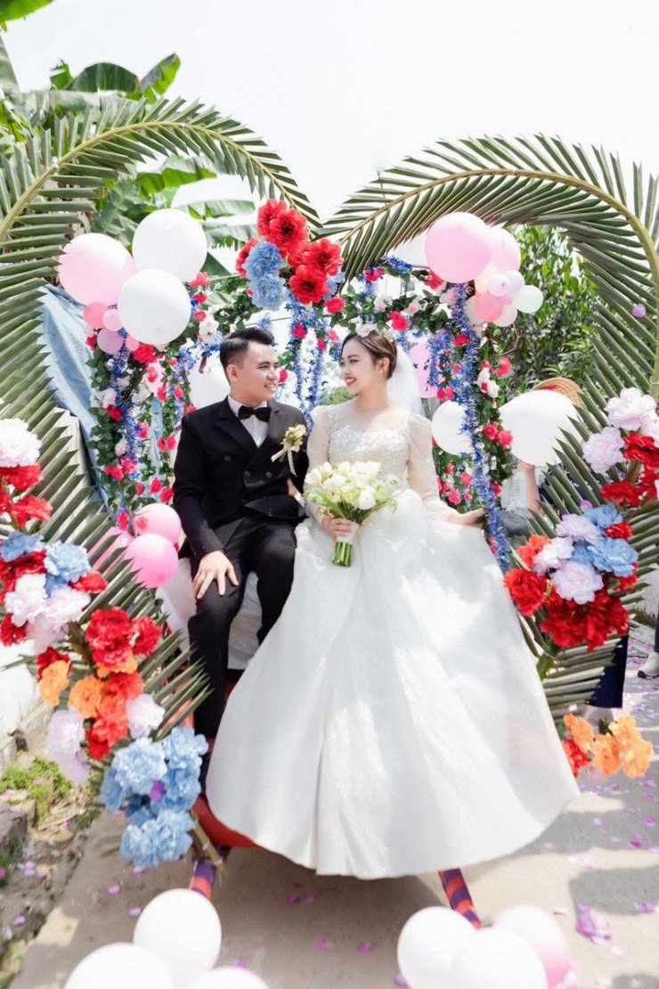 Cặp đôi hạnh phúc khi được mọi người hỗ trợ cho ngày vui