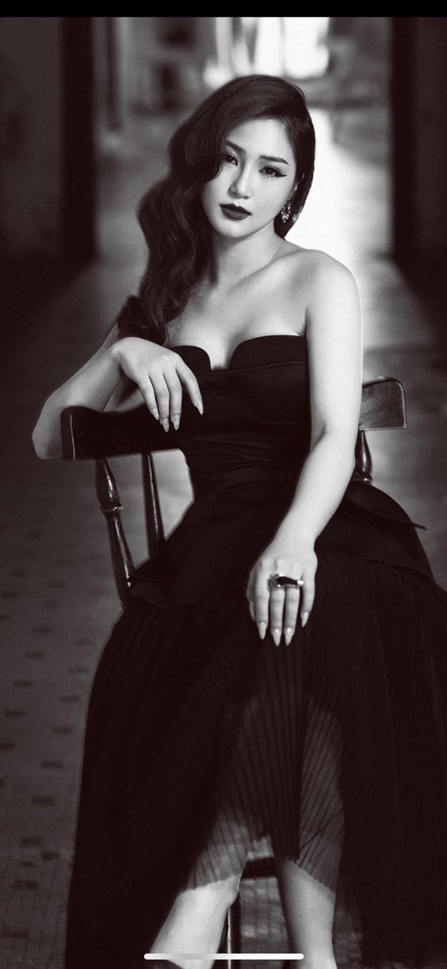 Gần 7 năm trong nghề là từng ấy thời gian Hương Tràm miệt mài với công việc. Cô gây ấn tượng với khán giả trẻ qua nhiều ca khúc như Em gái mưa, Cho em gần anh thêm chút nữa, Duyên mình lỡ... cùng nhiều bản cover gây sốt tại nhiều địa điểm tổ chức âm nhạc. Hương Tràm được xem là nghệ sĩ trẻ chăm chỉ chạy show và kiếm tiền rất khá ở làng giải trí phía Nam. Dù gia đình nền tảng, kinh tế tốt nhưng cô gái sinh năm 1995 thích sống tự lập.