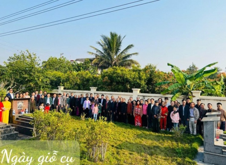 Gia đình D. ra mộ thắp hương cho cụ 