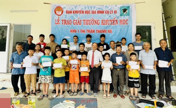 Quỹ khuyến học của đại gia đình D. tổ chức trao quà cho các thành viên nhí có thành tích học tập tốt