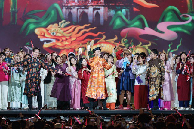 Gai con diện trang phục truyền thống làm nên kỷ lục và hình ảnh đẹp