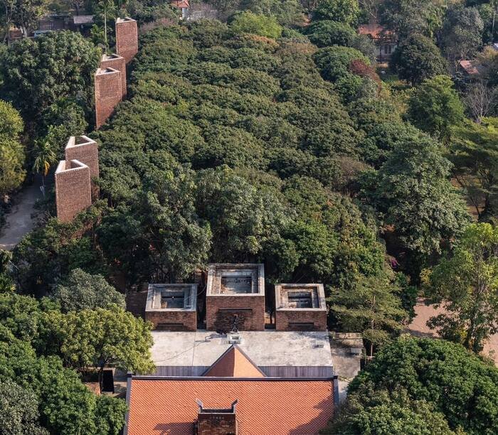 Bảo tàng đạo Mẫu của nghệ sĩ Xuân Hinh tọa lạc tại Hiền Ninh, Sóc Sơn, ngoại thành Hà Nội. Nghệ sĩ sử dụng 5 triệu viên ngói cổ và hàng triệu viên gạch thất cổ mua của 500 nhà dân khắp cả nước để tạo nên công trình.