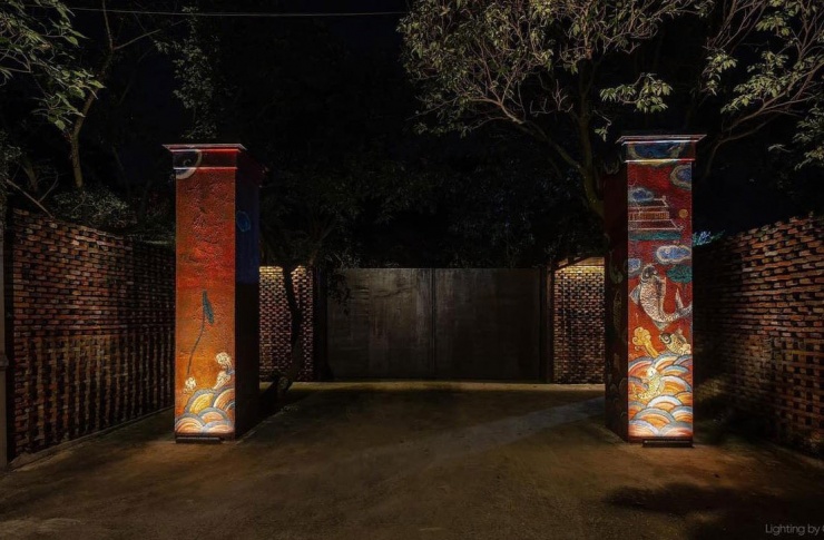 Ánh sáng vàng chiếu lên nền tường cổ kính rêu phong khiến không gian Bảo tàng đạo Mẫu trở nên linh thiêng. 