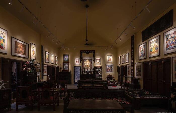 Bảo tàng không chỉ có kiến trúc độc đáo mà còn có một thư viện để trưng bày, lưu giữ sách về hát văn, hầu đồng, quan họ, nhiều bức tranh cổ liên quan các loại hình nghệ thuật dân gian.