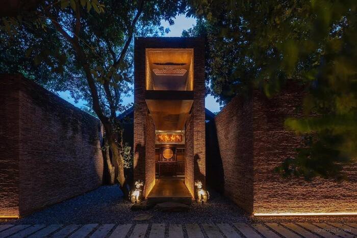 Về đêm, Bảo tàng đạo Mẫu trở nên lung linh huyền ảo. 