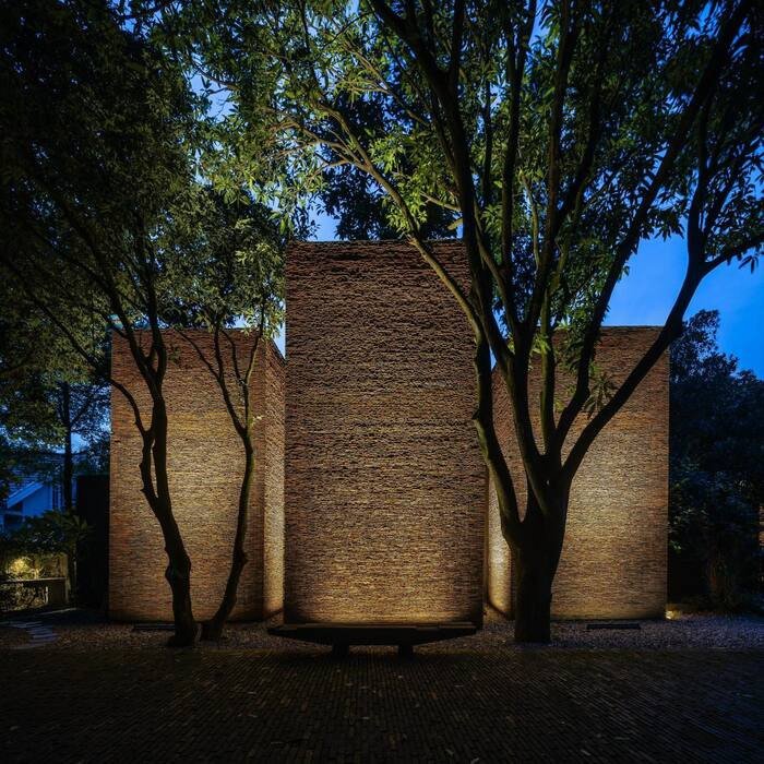 Nghệ sĩ sử dụng chủ yếu ánh sáng vàng.