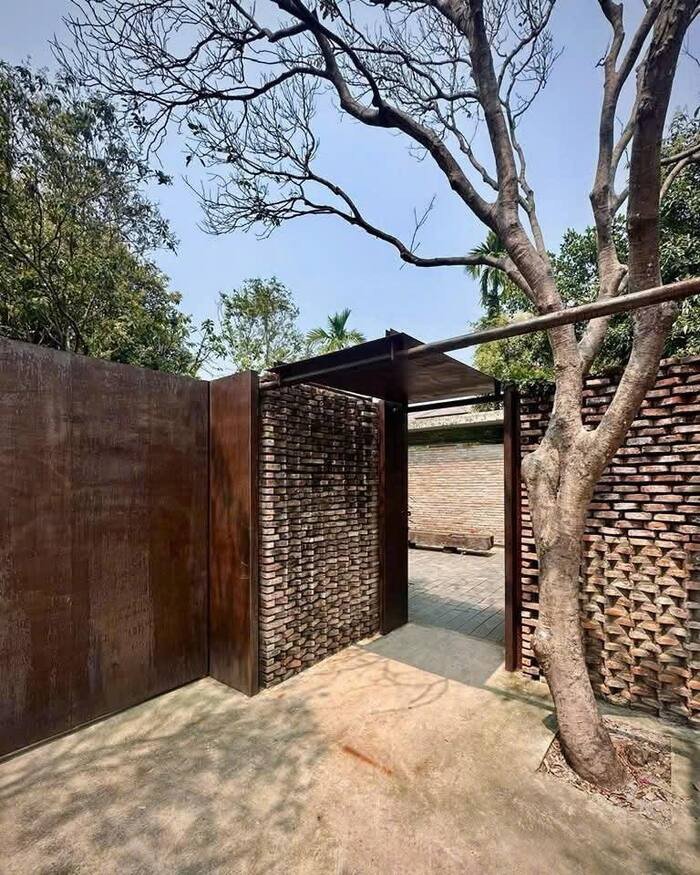 Bảo tàng nằm giữa vườn cây ăn quả 50 năm tuổi, có cột, cổng nguyên bản khiến cho tổng thể ngôi nhà gần gũi với thiên nhiên.