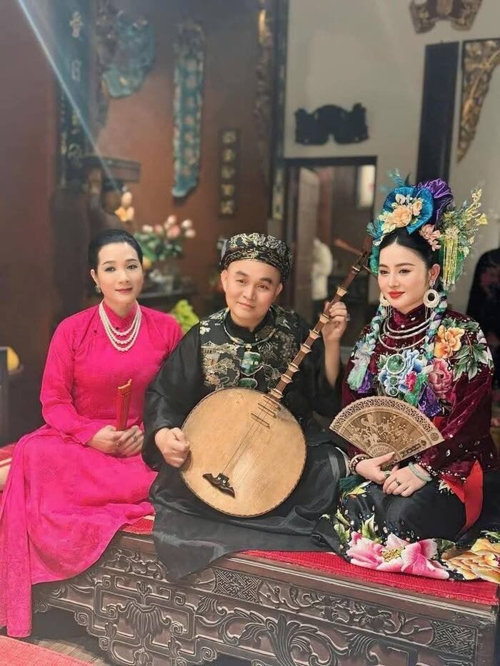 Nghệ sĩ Thanh Thanh Hiền - bạn diễn lâu năm của Xuân Hinh thường xuyên ghé thăm bảo tàng.