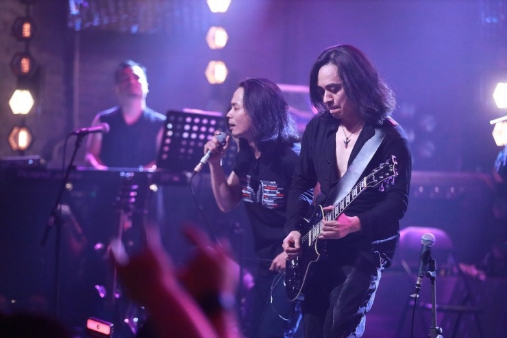 Guitarist Trần Tuấn Hùng và các thành viên Bức Tường máu lửa trên sân khấu. 