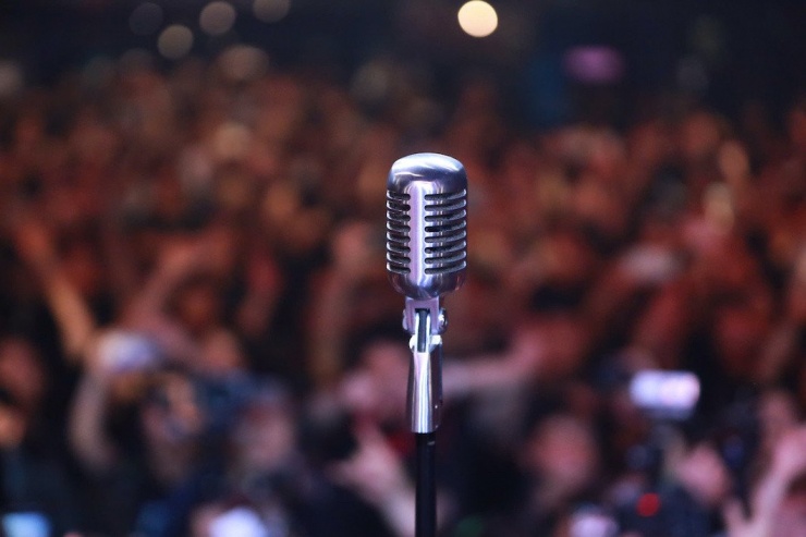 Chiếc mic cho thủ lĩnh Trần Lập trên sân khấu khiến khán giả xúc động. 