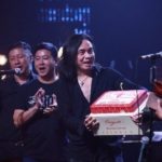 MC Diệp Chi VTV xúc động xem concert 30 năm của Bức Tường và chiếc mic cho Trần Lập 1743046653 827 thumbnail width740height495 anh cat 3 2 auto cropjpg