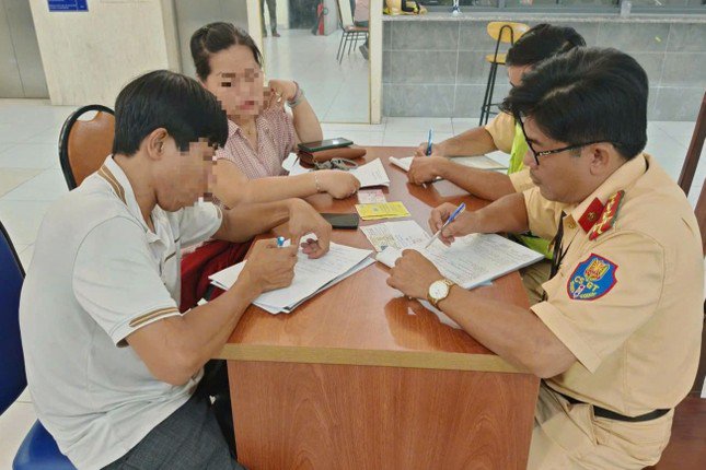 1743049158-xu-phat-tai-xe-xe-cuu-thuong-5407-400-width645height430 Công an làm việc với tài xế điều khiển xe cứu thương chở nghệ sĩ.