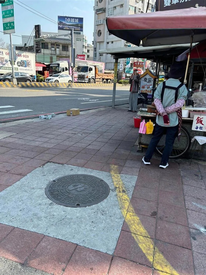 Chuyện lạ: 4,6 tỷ đồng tiền mặt lăn lóc trên vỉa hè nhưng không ai nhặt, chủ nhân xuất hiện tiết lộ sự thật sốc- Ảnh 2. Chuyện lạ: 4,6 tỷ đồng tiền mặt lăn lóc trên vỉa hè nhưng không ai nhặt, chủ nhân xuất hiện tiết lộ sự thật sốc- Ảnh 2.