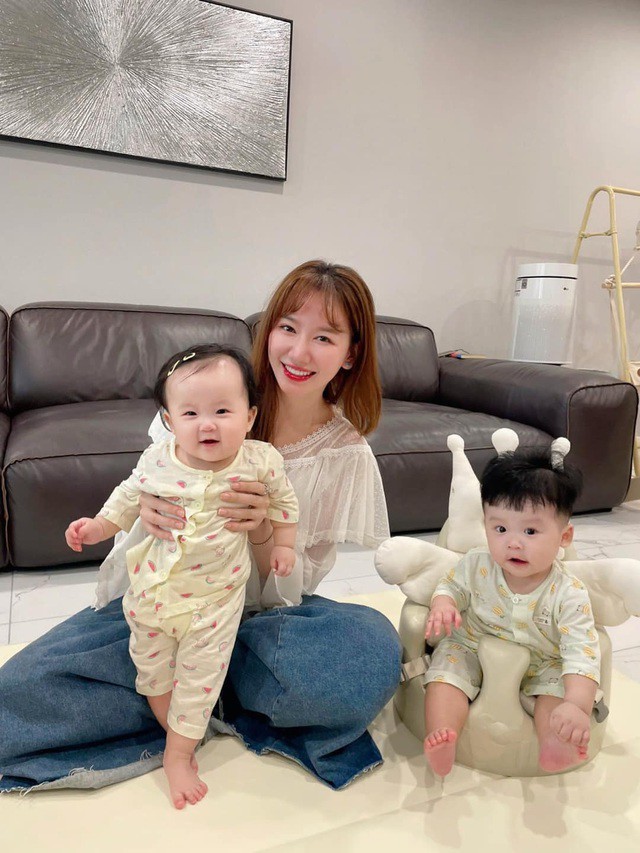 1743129931-hari-won-4-62350-width640height853 Hari Won nở nụ cười rạng rỡ khi chụp ảnh cùng cặp song sinh nhà Sam. Ảnh: FBNV