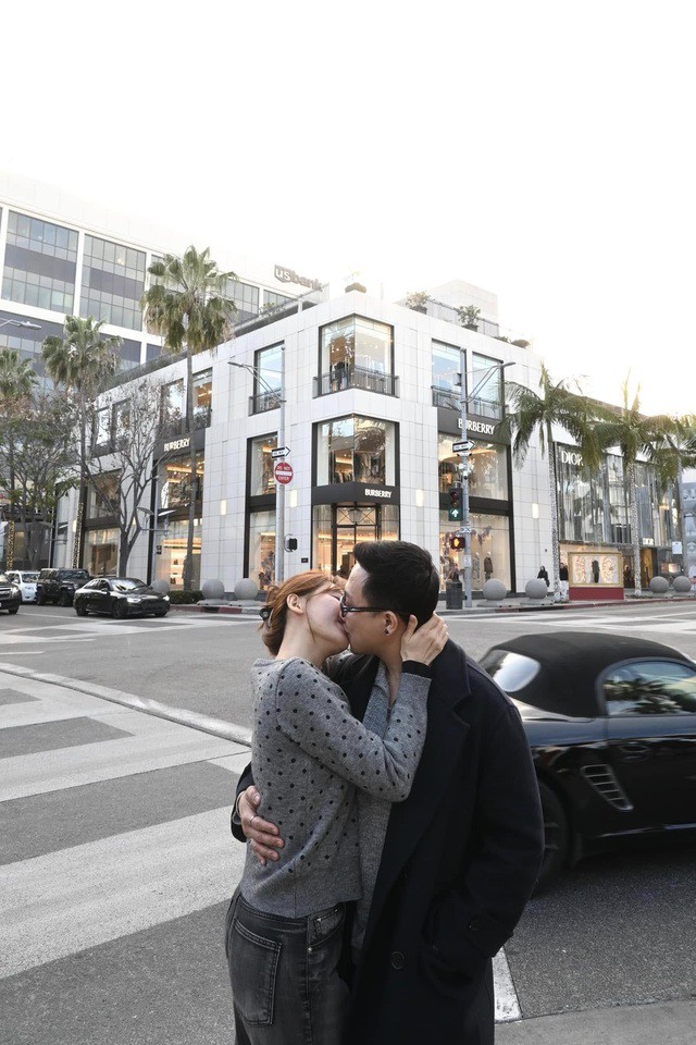 1743129931-khoa-moi-13426-width640height960 Trên đường phố Los Angeles, vợ chồng Trấn Thành không ngần ngại khoe ảnh khóa môi tình tứ. Ảnh FBNV