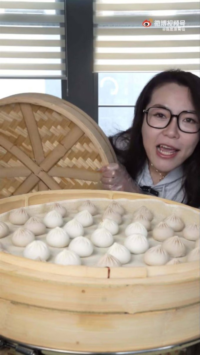 Li Hangze để tóc dài, trang điểm khi thực hiện các video mukbang. Ảnh: Weibo