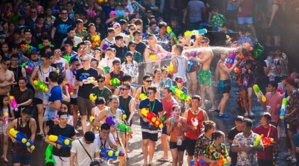 Lễ hội té nước đặc sắc nhất châu Á dành cho giới trẻ Hà thành 1743133127 585 thumbnail width740height495 anh cat 3 2 auto cropjpg