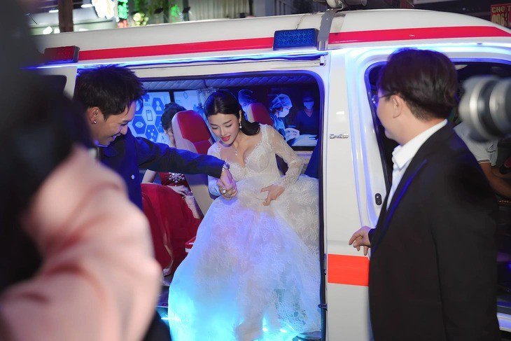 Ê-kíp, tài xế điều khiển xe cứu thương chở đoàn diễn viên đến buổi ra mắt phim tối 26/3 đã bị xử phạt.