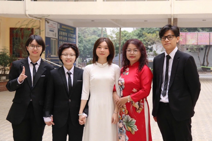 Vũ Mạnh Doanh cùng cô giáo chủ nhiệm và các bạn. Ảnh: Nhà trường cung cấp.