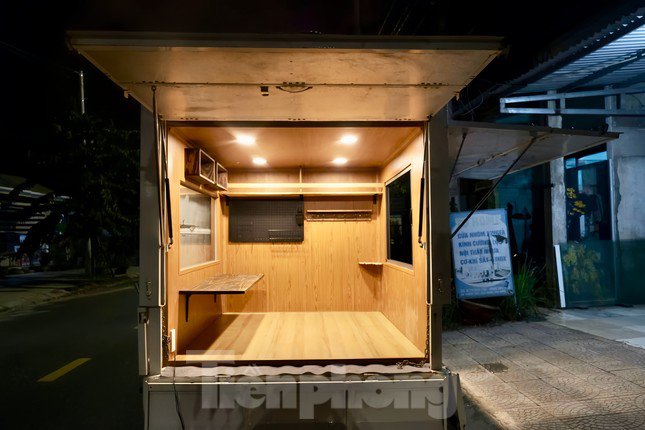 Chiếc xe tải nhỏ được thiết kế gọn gàng, đảm bảo tiện nghi mà không ảnh hưởng đến kết cấu ban đầu. Ảnh: Bá Lực.