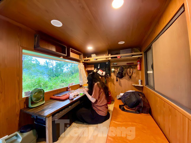 Không gian xinh xắn, gọn gàng trong ngôi nhà di động. Ảnh: Bá Lực.