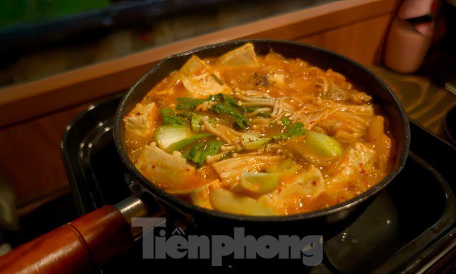 Cặp đôi vi vu cùng trời cuối đất với 'căn nhà di động' chỉ 30 triệu - 7