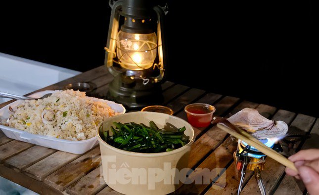 Không gian bếp nhỏ gọn nhưng đủ đầy đủ tiện nghi để chuẩn bị những bữa ăn ấm cúng. Ảnh: Bá Lực.