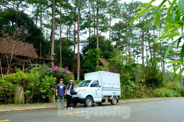 Cặp đôi vi vu cùng trời cuối đất với 'căn nhà di động' chỉ 30 triệu - 10
