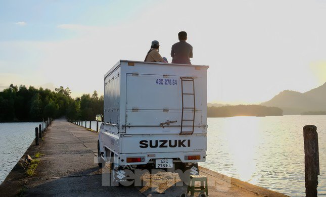 Cặp đôi vi vu cùng trời cuối đất với 'căn nhà di động' chỉ 30 triệu - 12