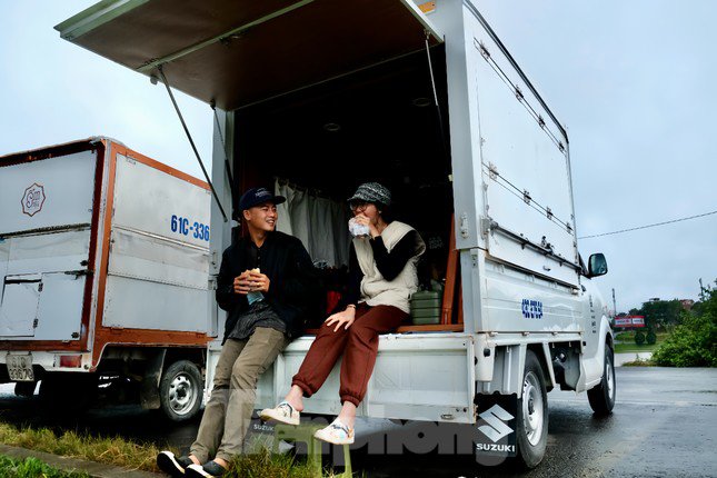 Phút dừng chân giữa đường. Ảnh: Bá Lực.