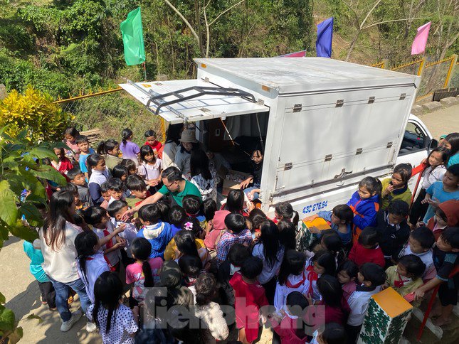 Chuyến lên vùng núi Nam Trà My (Quảng Nam) với 1.000 cuốn sách tặng các em học sinh. Ảnh: Bá Lực.