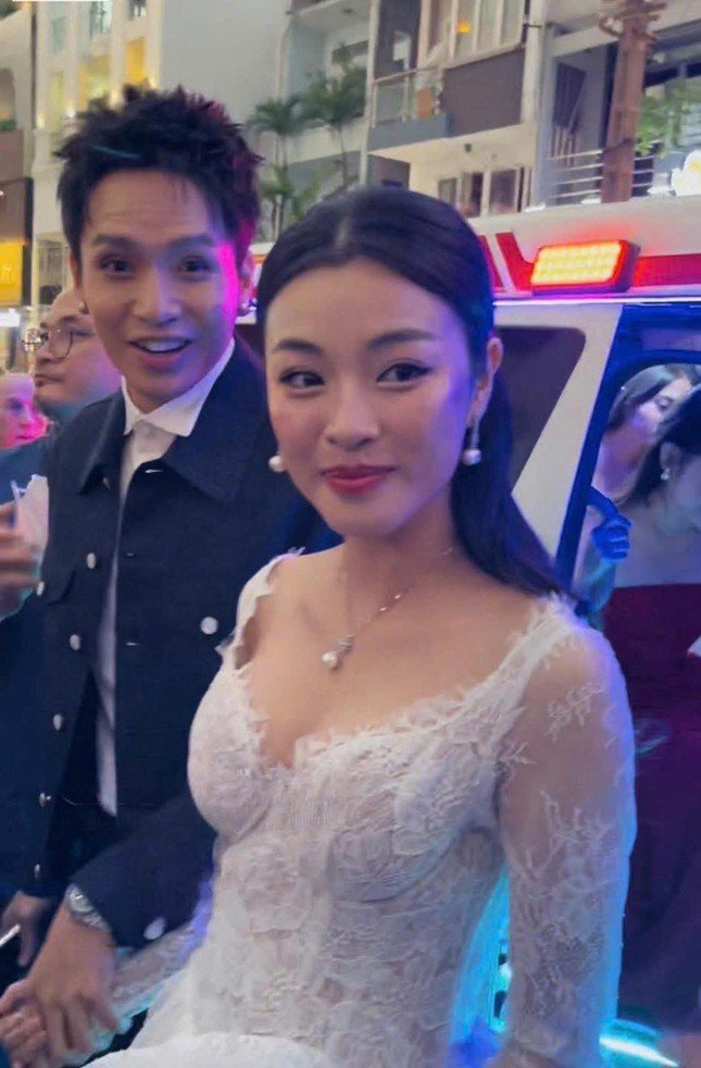 Diễn viên chính Lan Thy và Bạch Công Khanh trong phim (ảnh trên) và tại họp báo gây tranh cãi.