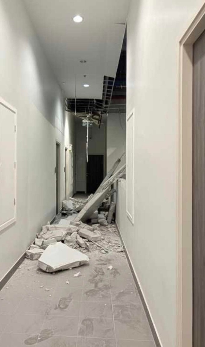 Một phần trần và tường tại hành lang tầng 25 của chung cư Làm đang ở đổ sập, sau trận động đất chiều 28/3. Ảnh: Nhân vật cung cấp
