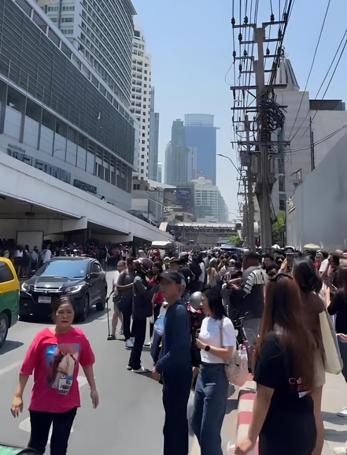 Người dân từ chợ và trung tâm thương mại ở Pratunam, Bangkok đổ ra đường sau trận động đất, chiều 28/3. Ảnh: Võ Phương Thảo