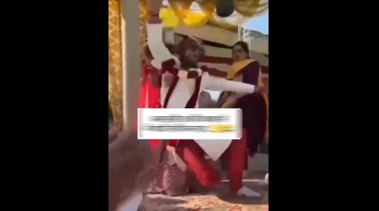 Chú rể bị bạn gái cũ đá ngã trên sân khấu.