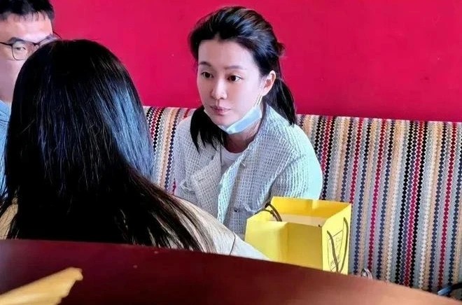 Gương mặt hiện tại của Kiều Hân trông bình dân chẳng hề giống nàng dâu hào môn.