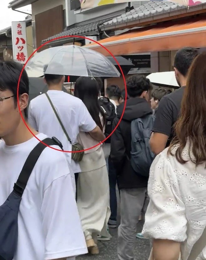 Cuộc tình của Kiều Hân và Lại Bách Lâm khá bí mật cho đến khi họ bị bắt gặp đi chơi chung.