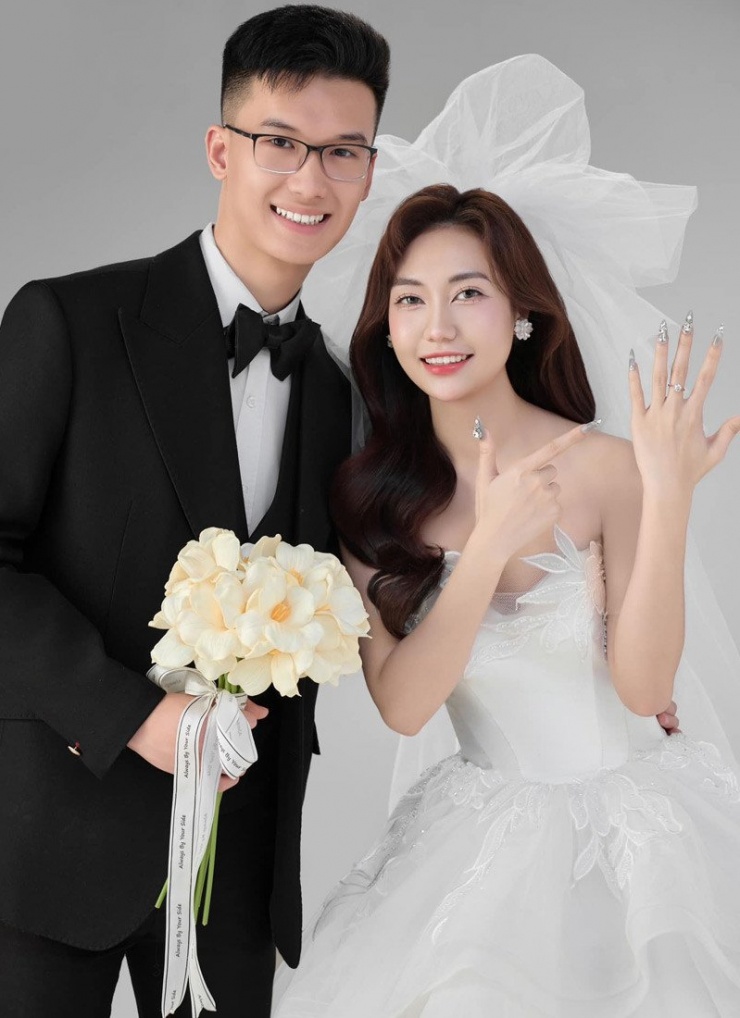 Kỳ Anh kém vợ 1 tuổi 