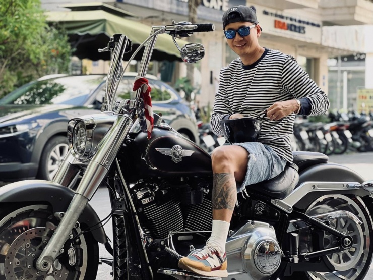 "Trai nhảy Vbiz" lấy vợ kém 17 tuổi: Vừa tốt nghiệp cấp 3 đã cưới gấp, visual U40 khó tin 1743393338 9 6035 width1200height900 1759426205791 17594262063621141510654 1759457673188 1759457673516779215557