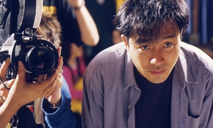 1743461439-thu-ky-truong-quoc-vinh-6-1743-6501-8280-8143-width680height408 Tài tử vào vai đạo diễn thất thế, bị ép làm phim cấp ba. Ảnh: HK01