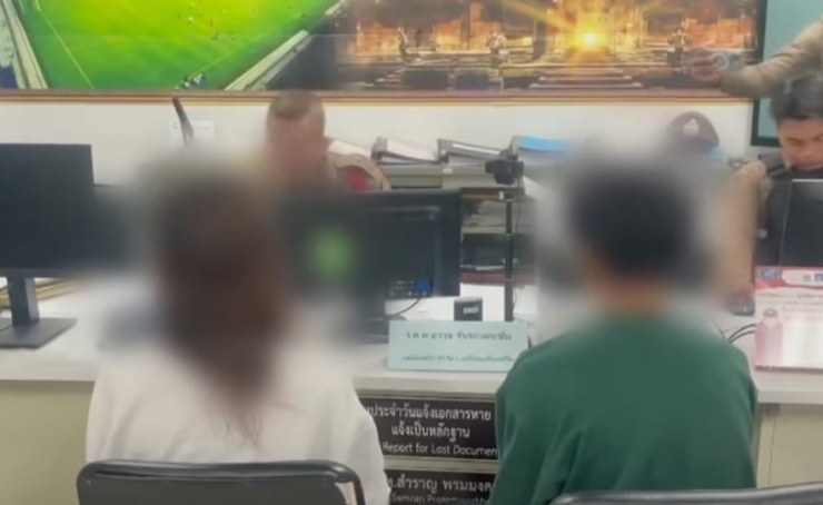 Cảnh sát lấy lời khai của hai vợ chồng. Ảnh: SCMP