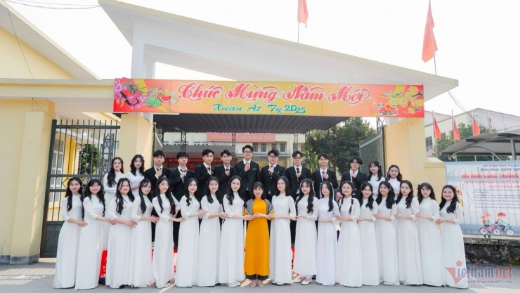 Diệu Anh và cô giáo Nguyễn Thị Thương Huyền (áo dài cam) cùng tập thể lớp 12 Anh 1 của Trường THPT Chuyên Hà Tĩnh. Ảnh: NVCC.