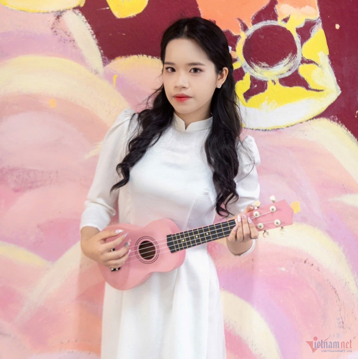 Không chỉ học giỏi, Diệu Anh còn là một lớp trưởng tháo vát, năng nổ và nhiệt tình với hoạt động của trường, lớp. Ảnh: NVCC.