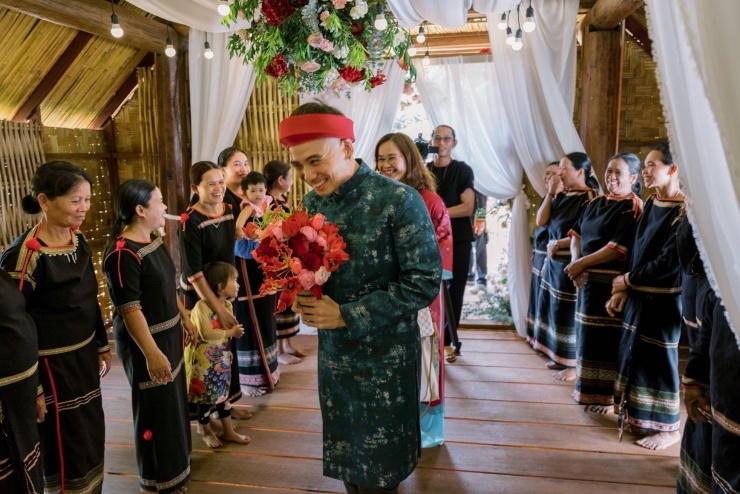 H'Hen Niê đi chân đất ở lễ cưới - 3