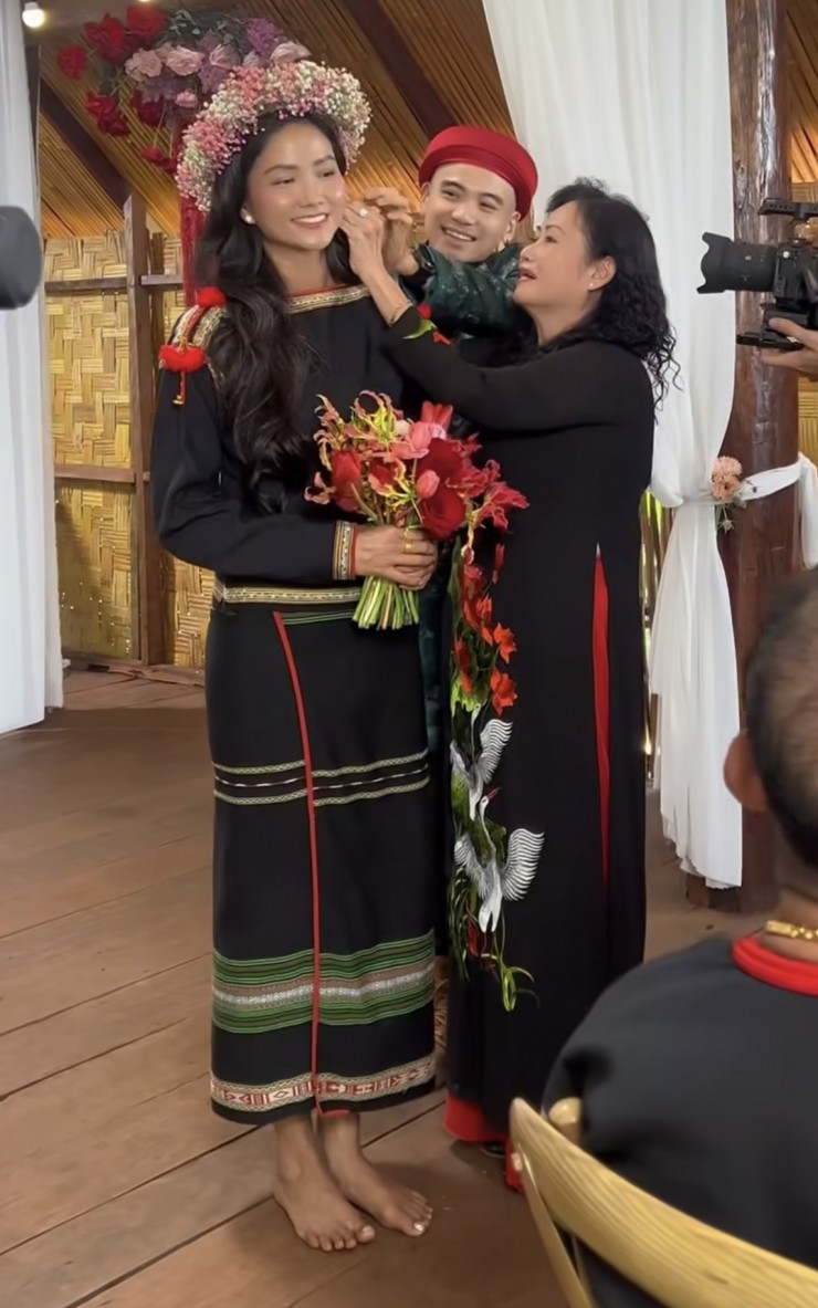 H'Hen Niê đi chân đất ở lễ cưới - 5