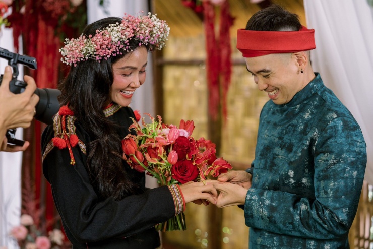 Tuấn Khôi trao nhẫn cho cô dâu sau khi hỏi