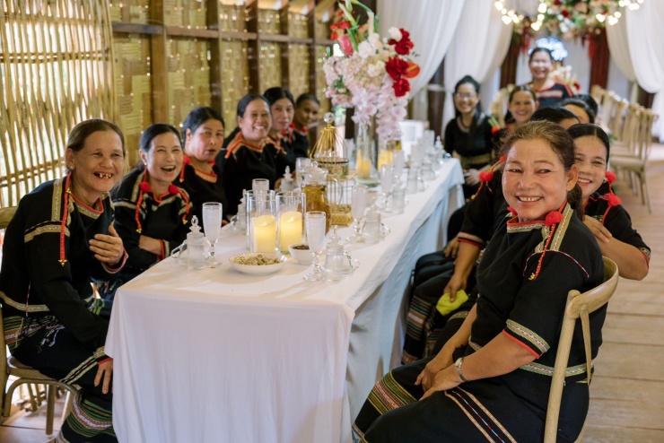 Nhà gái mặc trang phục truyền thống. Đám cưới trang trí đơn giản tạo không khí ấm cúng cho ngày trọng đại của Hoa hậu Hoàn vũ Việt Nam 2017.