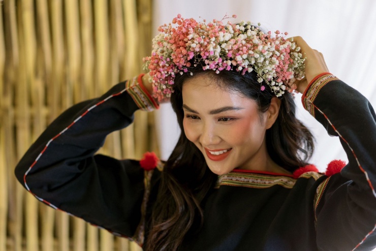 Mấn cưới của H'Hen Niê được kết bằng những bông hoa baby. Khán giả gọi H'Hen Niê là hoa hậu giản dị nhất khi làm cô dâu.